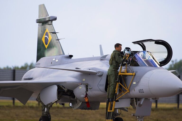 Aviador Da Fab Pilota O Primeiro Novo Ca A Gripen Do Brasil Vipfesta