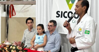 Sicoob Centro faz entrega de Uniformes e Acessórios a alunos do Projeto de Karatê