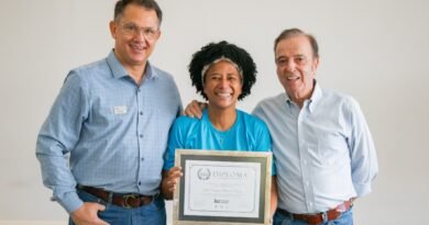 Sílvia Cristina recebe certificado por sua atuação como coordenadora de leilão do Hospital de Amor